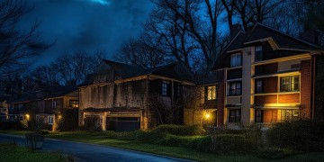 物业不开灯开门违法吗？