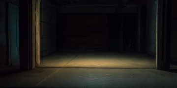 车库物业不开灯违法吗？
