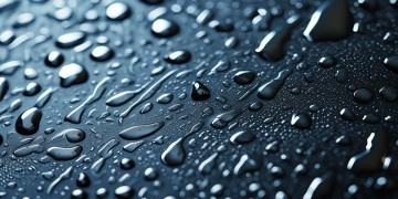 窗户渗雨水该找物业吗？
