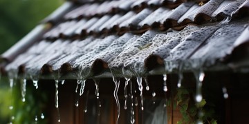 屋顶漏水物业要负责吗？